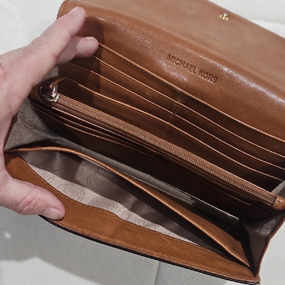 Michael Kors Tan Leather Wallet with Gold Logo - Picture 5 of 13